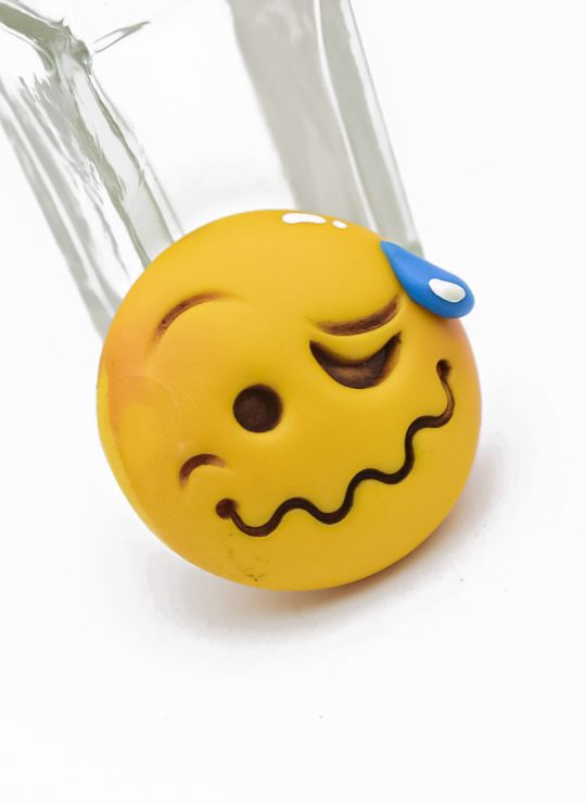 PIN/PRENDEDOR EMOTICON PORCELANICRON COLORES  COLORES MEDIANO EXCLUSIVO