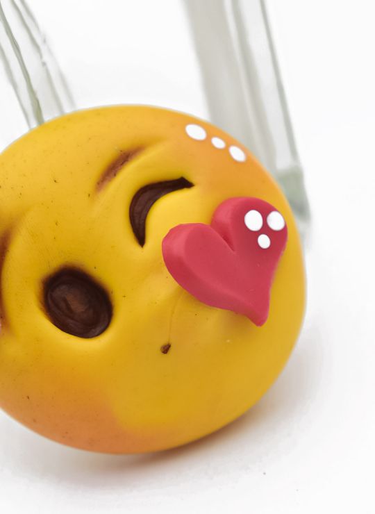 PIN/PRENDEDOR EMOTICON PORCELANICRON COLORES  COLORES MEDIANO EXCLUSIVO