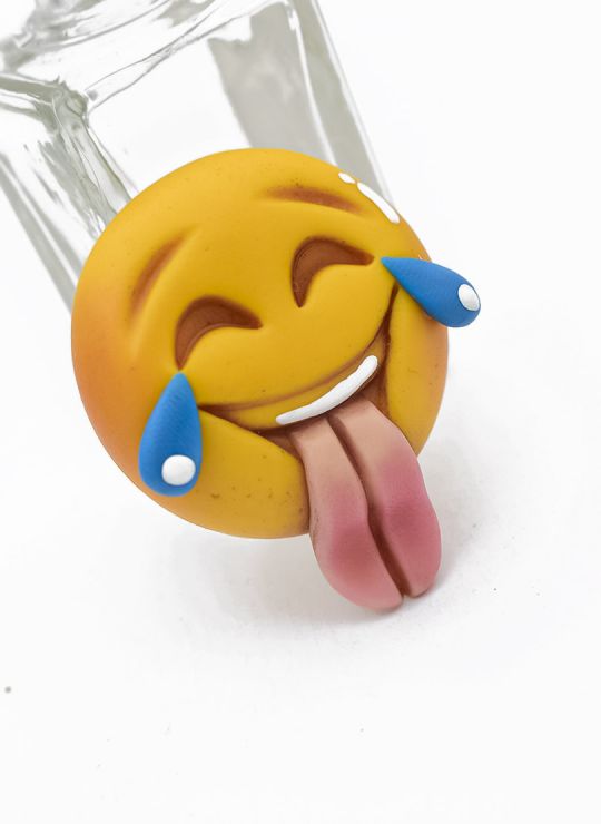 PIN/PRENDEDOR EMOTICON PORCELANICRON COLORES  COLORES MEDIANO EXCLUSIVO