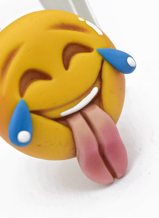 PIN/PRENDEDOR EMOTICON PORCELANICRON COLORES  COLORES MEDIANO EXCLUSIVO