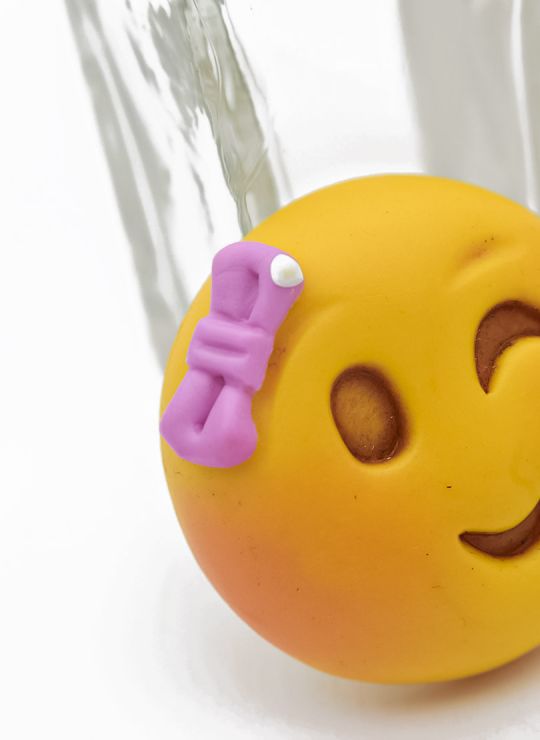 PIN/PRENDEDOR EMOTICON PORCELANICRON COLORES  COLORES MEDIANO EXCLUSIVO