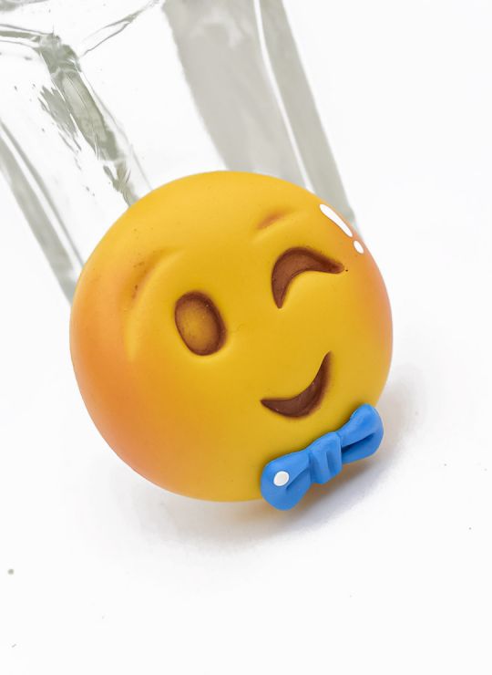 PIN/PRENDEDOR EMOTICON PORCELANICRON COLORES  COLORES MEDIANO EXCLUSIVO