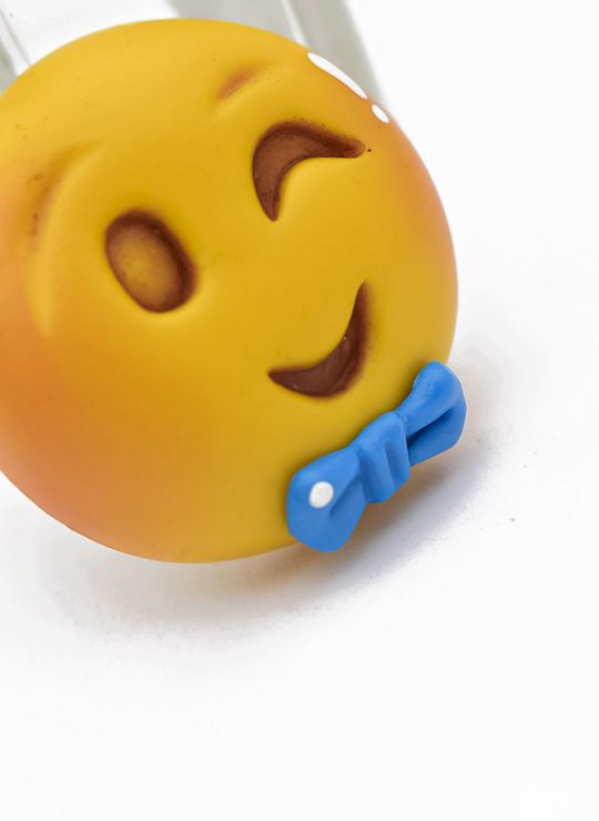 PIN/PRENDEDOR EMOTICON PORCELANICRON COLORES  COLORES MEDIANO EXCLUSIVO