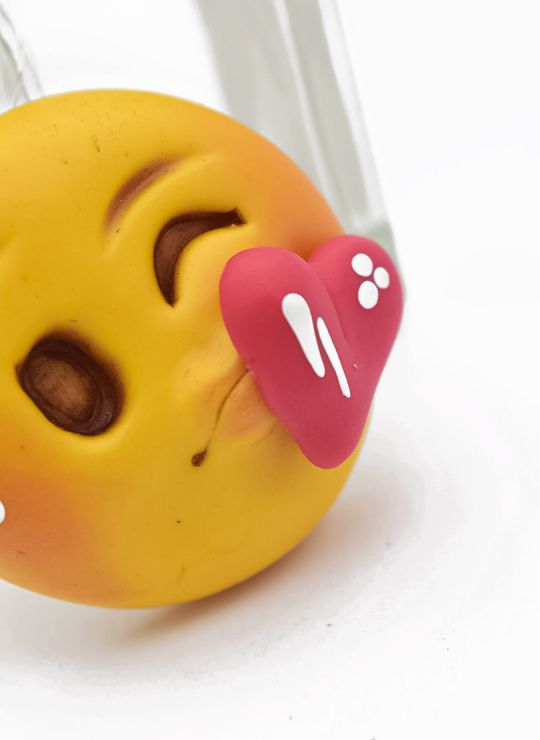 PIN/PRENDEDOR EMOTICON PORCELANICRON COLORES  COLORES MEDIANO EXCLUSIVO