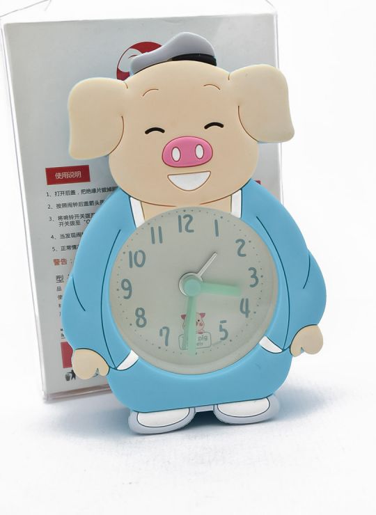 RELOJ 12 X 7 CM ESCRITORIO CON ALARMA  FRENTE GOMA - METALICO MEDIANO  PILA AA 