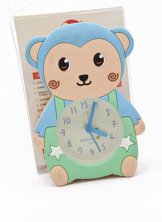 RELOJ 12 X 7 CM ESCRITORIO CON ALARMA  FRENTE GOMA - METALICO MEDIANO  PILA AA 